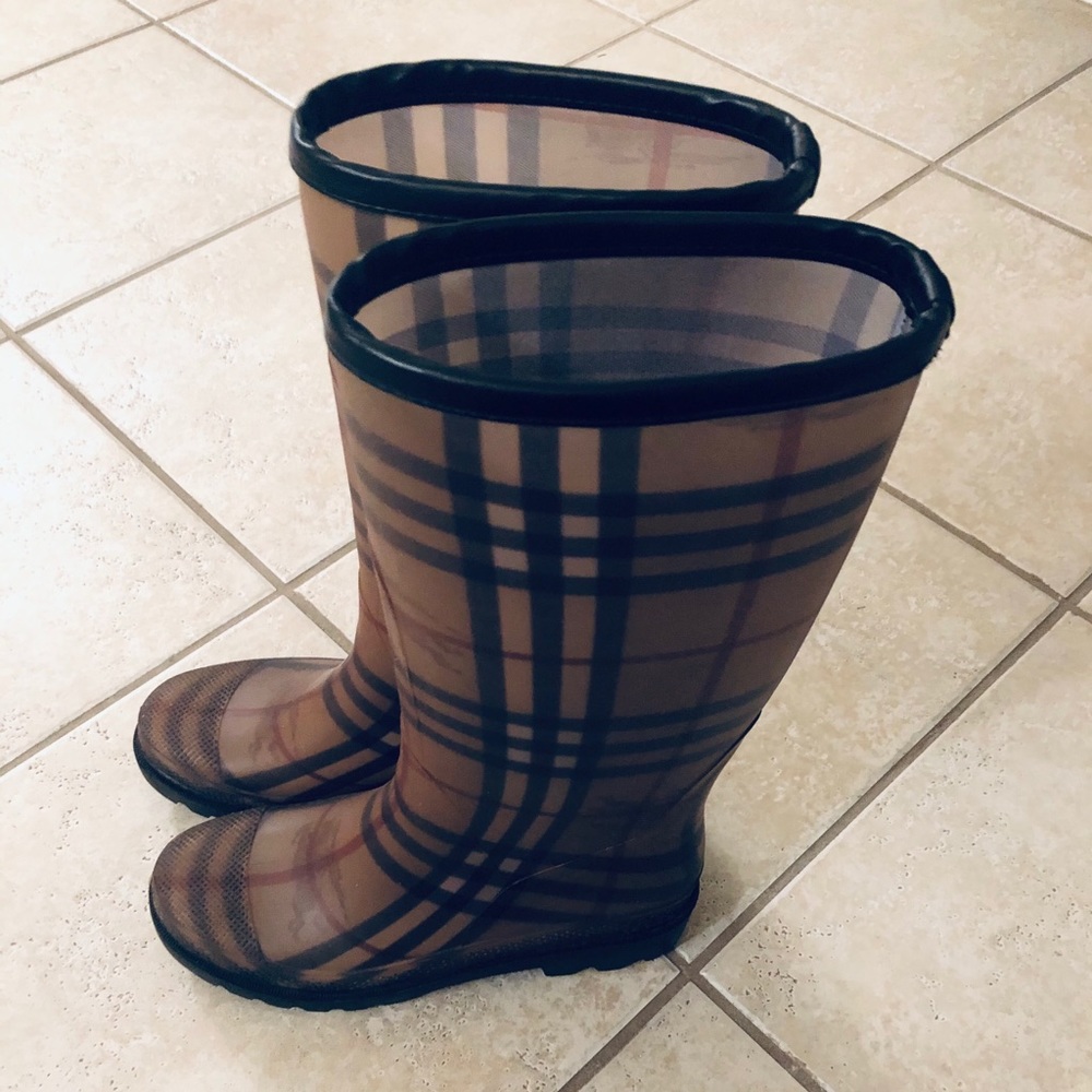 EUC Burberry boots. 36